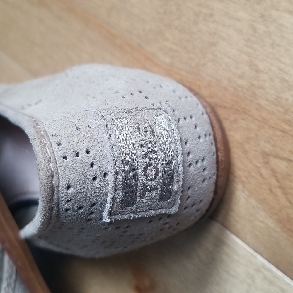 Toms size 6.5 Tan women's shoes - Picture 3 of 10